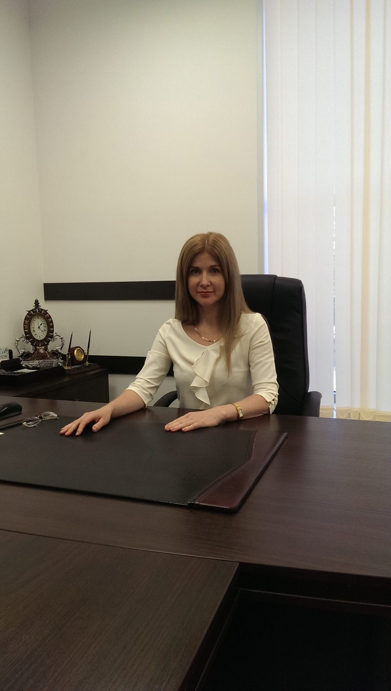 Татьяна Бунегина за рабочим столом в кабинете управляющей банком